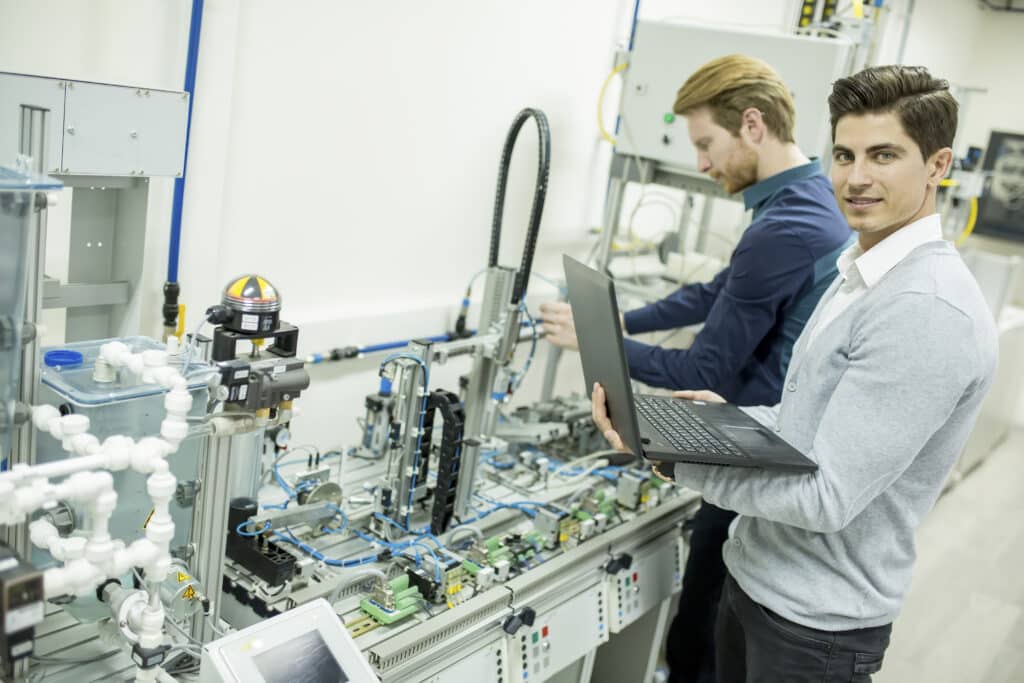 Revisie van uw machine 2 engineer in the factory 2022 04 19 16 47 26 utc scaled